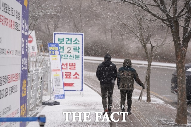 충남 천안과 아산에서 하루새 314명의 코로나19 확진자가 발생했다. 사진은 서북구 선별진료소를 방문한 시민 모습. / 더팩트DB