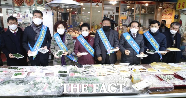 조상중 의장은 “어려운 시국에도 전통시장의 명맥을 이어 열심히 일하시는 상인들께 감사드린다”며 “시민들이 전통시장을 많이 이용하게 되어 북적이는 시장의 면모를 다시 찾을 수 있도록 정읍시의회가 다각적인 노력을 기울이겠다”고 전했다. / 정읍시의회 제공