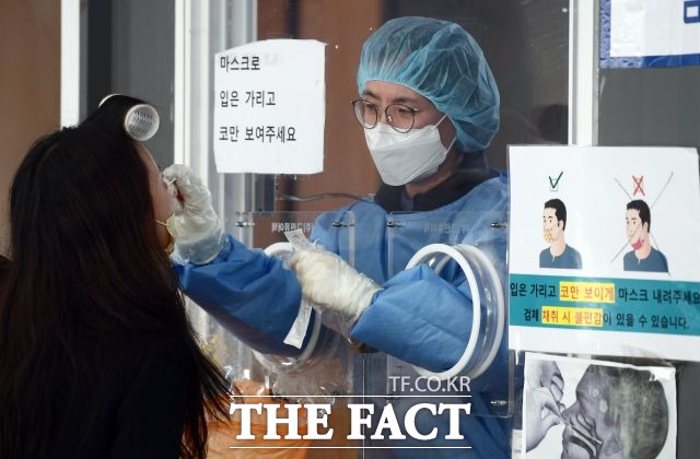 서울시가 오미크론 변이 영향으로 확진자 폭증에 대비해 자가검사키트를 활성화한다고 밝혔다. /이새롬 기자