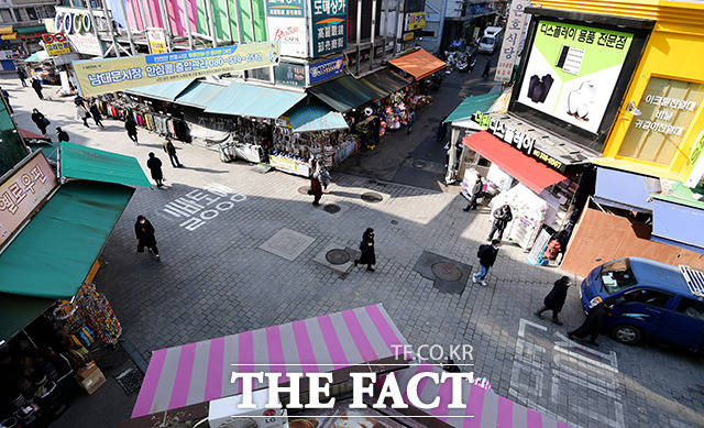 27일 오후 서울 중구 남대문 시장. 점심시간임에도 오가는 사람이 적어 한산한 모습을 보이고 있다.