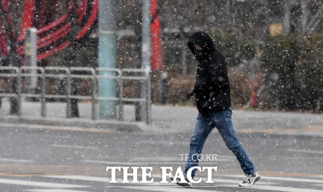 금요일인 28일은 중부지방을 중심으로 아침 기온이 영하 10도 아래로 떨어지며 춥겠다. 지역별 아침 최저기온은 -12~0도, 낮 최고기온은 1~9도다. 울릉도·독도는 오후 3시까지 1~3cm 가량 눈이 오거나 5~10mm 정도 비가 올 것으로 예상된다. /임세준 기자