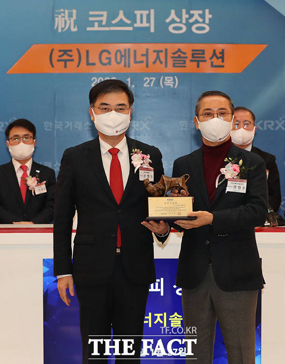 권영수 LG에너지솔루션 대표이사(오른쪽)가 손병두 한국거래소 이사장에게 상장기념패를 전달받은 후 기념촬영을 하고 있다. /이선화 기자