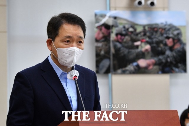 국민의힘이 27일 더불어민주당에 오는 31일 국회 혹은 제3의 장소를 통해 양자토론을 개최하자고 제안했다. 성일종 TV토론 실무협상단장은 법원 가처분 결정 취지는 방송사 초청 토론회가 선거에 미치는 영향이 크다는 것이다. 방송사 초청이 아닌 양자 간 합의에 의한 토론 개최는 무방한 것으로 판단된다며 이같이 밝혔다. /남윤호 기자