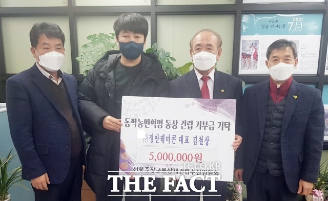 ㈜정안레미콘 김철상 대표는 “앞으로 정읍의 랜드마크가 될 동학농민혁명 동상을 위해 뜻을 함께하기로 했다”며 “전국을 대표하는 동학농민혁명 동상이 제작되어 동학농민혁명의 발상지 정읍의 위상을 널리 드높였으면 좋겠다”고 밝혔다. / 정읍시 제공