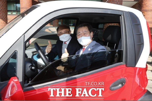광명시가 오는 28일부터 ‘환경친화적 자동차의 개발 및 보급 촉진에 관한 법률’이 개정·시행됨에 따라 전기차 충전 방해 행위 단속을 강화하고 충전기 의무 설치 대상을 확대하기로 했다. 박승원 시장(앞쪽)이 소형 전기차 시승식을 하고 있다./더팩트DB