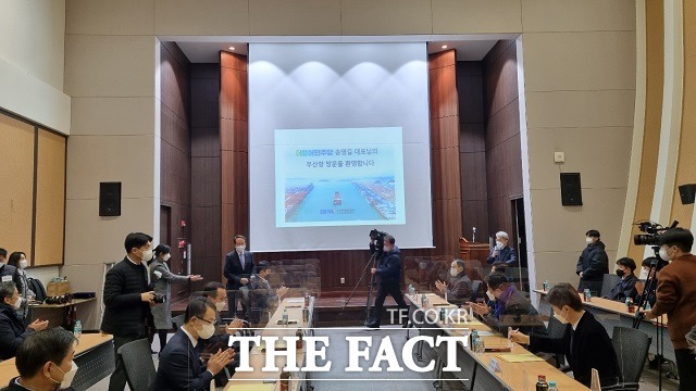 더불어민주당 송영길 대표는 27일 부산신항을 방문해 박근혜 정부의 어이없는 판단으로 한진해운이 파산된 이후에 위기에 빠진 대한민국 해운 산업을 다시 일으켜세웠다고 강조했다. /민주당 부산시당 제공.