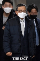 '뇌물수수 혐의 무죄' 법원 나서는 김학의 전 차관 [포토]
