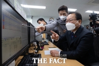  김부겸 총리, 도곡지구대 방문해 설 명절 비상근무직원 격려 [TF사진관]