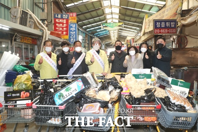 유진섭 시장은 “코로나19 장기화로 우리 지역 소상공인이 많은 어려움을 겪고 있어 공직자가 앞장서서 전통시장 활성화에 노력을 기울일 것”이라며, “상인들께서도 기운을 잃지 않고 따뜻한 명절을 보내시길 바란다”고 말했다. / 정읍시 제공