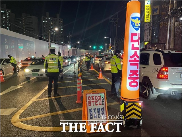 경기북부경찰청이 설 연휴를 앞둔 27일 밤 대대적인 음주단속 활동을 펼쳤다. /경기북부경찰청 제공