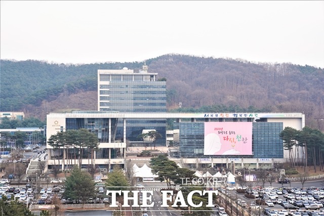 충남 천안시가 보호종료아동과 가정위탁아동에 대한 지원을 강화한다. 천안시청 전경 / 더팩트DB