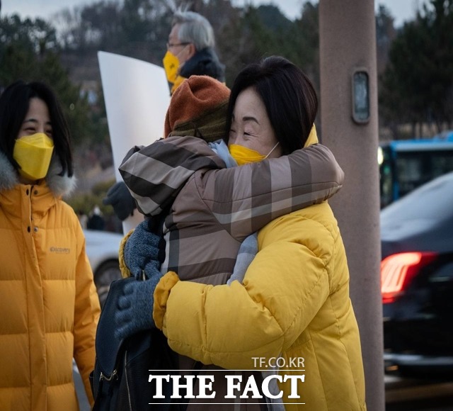 정의당 심상정 대선 후보가 28일 오전 6시 50분쯤 창원 성산패총 사거리에서 출근인사를 하고 있는 과정에서 한 시민이 심 후보를 반갑다며 포옹하고 있다./정의당 경남도당 제공