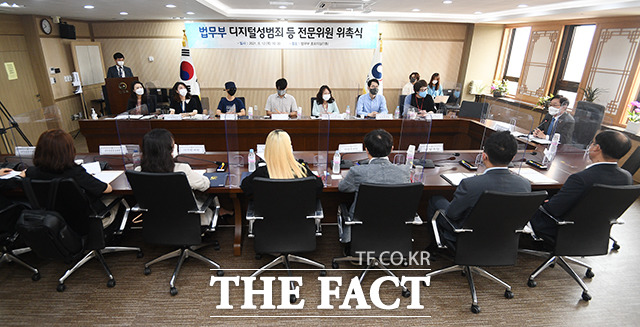 법무부 디지털성범죄 등 전문위원회가 28일 온·오프라인에서 성적 인격권을 침해할 때 범죄로 간주해야 한다는 권고안을 내놨다. /이동률 기자