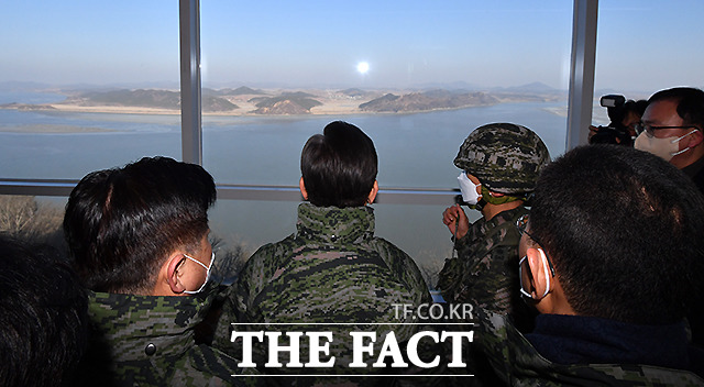 현황 브리핑을 들으며 북한 지역을 바라보는 이 후보.