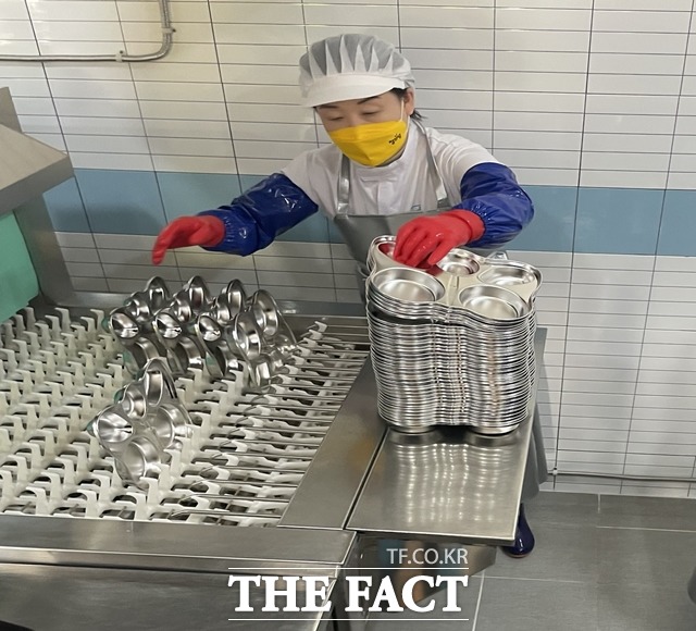 정의당 심상정 대선 후보가 28일 경남 창원지역재활센터가 운영하는 착한식판 사업단을 찾아 식판 세척작업을 하고 있다./창원=강보금 기자