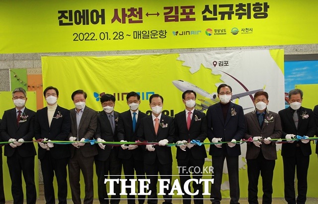 28일 경남사천공항에서 진에어 사천~김포 신규 취항식에서 참석자들이 테이프 컷팅을 하고 있다./사천=이경구 기자