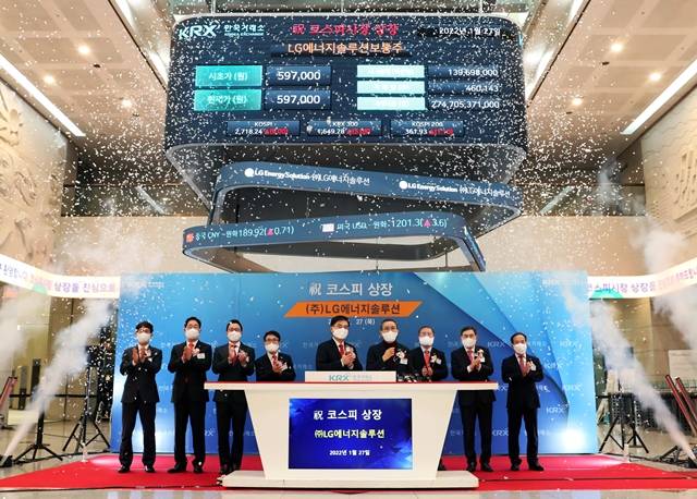 28일 오전 9시 45분 현재 LG에너지솔루션은 전일 대비 7.33%(3만7000원) 하락한 46만8000원에 거래 중이다. 사진은 27일 서울 여의도 한국거래소에서 열린 LG에너지솔루션 상장식 모습. /한국거래소 제공