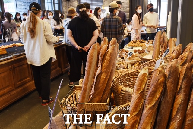 지난해 10월 진행된 빵빵데이를 맞아 제과점을 방문한 시민 모습. / 천안 김아영 기자