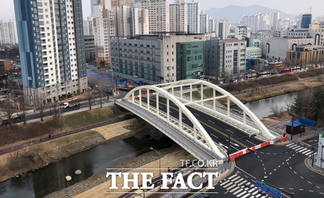 28일 개통한 안양천 횡단교량인 서로교의 전경./ 안양시 제공
