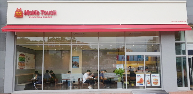 맘스터치가 원부자재 가격 급등으로 인해 오는 2월 3일부터 판매 가격을 인상한다. /맘스터치 제공