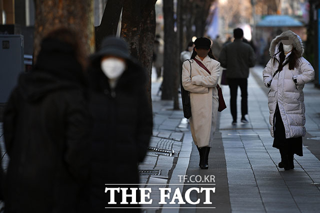 최근 들어 강추위가 이어지는 가운데 서울 마포구 홍대 거리를 찾은 시민들이 두꺼운 옷을 입고 발걸음을 재촉하고 있다/ 남윤호 기자