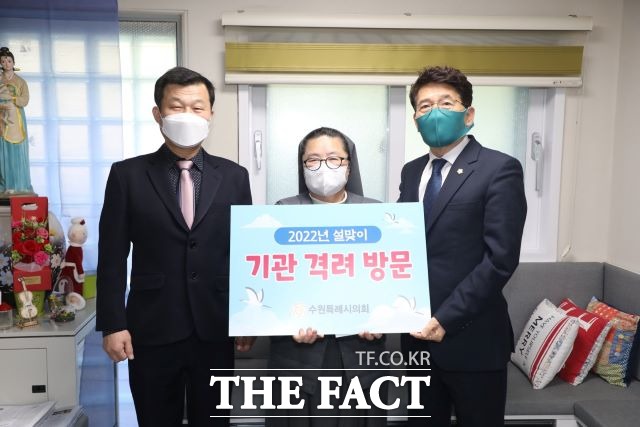 사회복지시설을 방문한 김기정(오른쪽) 수원시의회 부의장과 한원찬 의원./ 수원시의회 제공