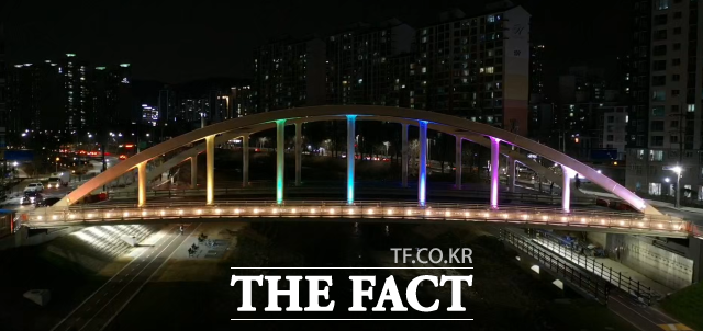 야간 경관조명이 볼거리를 주는 서로교/ 안양시 제공