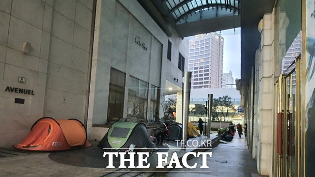 지난달 25일 오전 8시, 서울 중구 롯데백화점 본점 롤렉스 오픈런 풍경. 전날 저녁부터 대기 중인 대기번호 1번(주황색 텐트)부터 5번(노란색 텐트)까지 주로 텐트나 간이 의자를 이용하고 있다./신정인 인턴기자