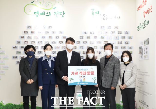 설 명절을 앞두고 28일 기관을 방문한 조석환 수원시의회 의장과 시의원들./ 수원시의회 제공