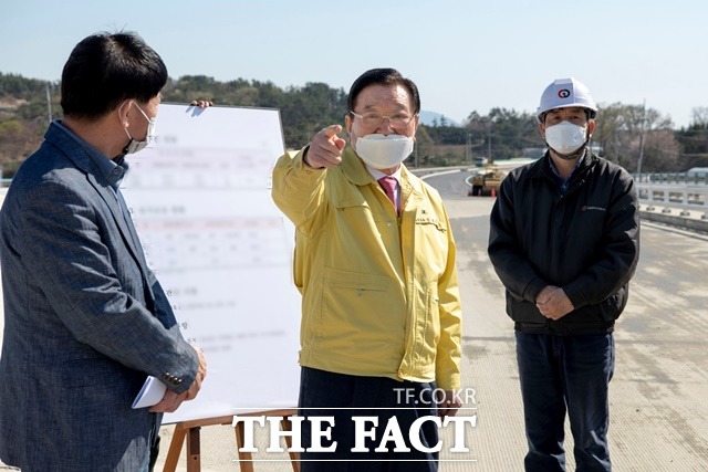 김석환 홍성군수가 내포첨단산업단지 진입도로 공사 현장에서 관계자들과 진행 상황을 살펴보고 있다. /홍성군 제공