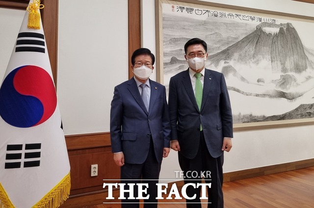 한국농수산식품유통공사 김춘진 사장(오른쪽)과 박병석 국회의장(왼쪽)이 ESG실천을 위한 협력 방안에 대해 의견을 나눴다. / aT제공