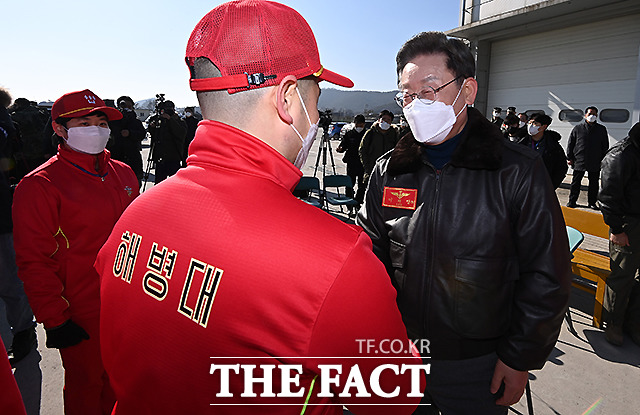 이 후보가 김포 해병대 항공단 김포파견대를 방문해 장병들과 인사를 하고 있다.