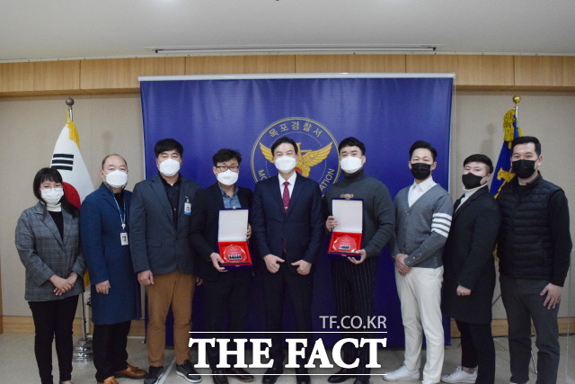 전남경찰청에서 베스트 프로캅스로 선정된 목포경찰서 형사3팀과 강력 5팀이 시상을 하고 기념촬영 하고있다. /전남지방경찰청 제공