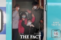  '잘 다녀올게요~' 고향으로 향하는 가족 [포토]