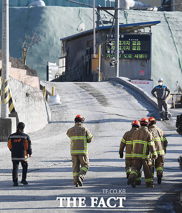 29일 경기 양주시 은현면 도하리 삼표산업 석재 채취장에서 토사 붕괴 사고가 발생한 가운데 소방대원들이 사고 현장으로 들어가고 있다. /이새롬 기자
