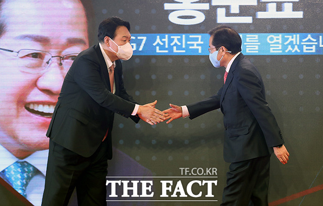 홍준표 국민의힘 의원은 29일 페이스북을 통해 정권교체의 대의를 위해 윤 후보와 회동할 때 참여하기로 약속한 중앙선대위 상임 고문직을 수락한다고 밝혔다. /이선화 기자