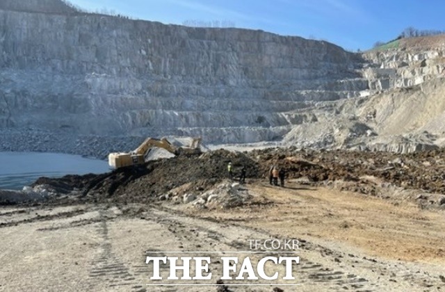 29일 오전 10시 8분께 경기 양주시 은현면 도하리 석재 채취장에서 토사가 붕괴했다. /양주소방서 제공