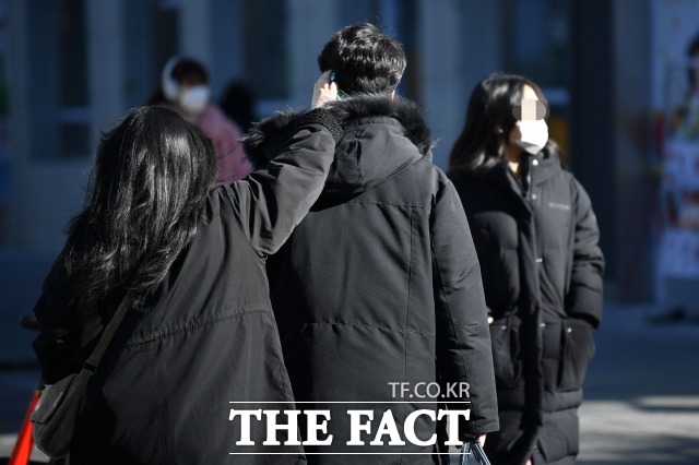 서울 오전 기온은 영하 8도, 광주 영하 4도, 대구 영하 5도 등 한파 특보가 발효 중인 중부와 경북 지역에서 오전 기온이 전날보다 1~3도 가량 낮을 전망이다. /더팩트 DB