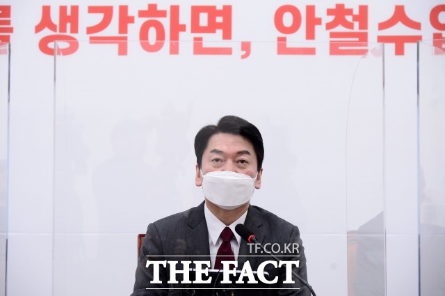 안철수 국민의당 대선후보가 30일 오후 서울 여의도 국회 소통관에서 기자회견을 열고 이재명 더불어민주당 후보와 윤석열 국민의힘 후보의 양자 토론 합의에 대해 강력히 규탄한다며 이 시각부터 농성을 시작하겠다고 밝혔다. /남윤호 기자