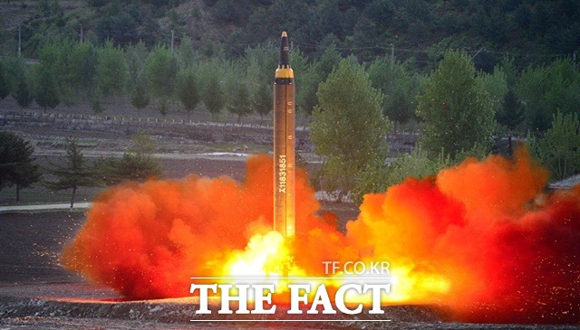 2017년 5월 평안북도 구성시에서 화성-12형 중거리탄도미사일이 발사되고 있다. /CSIS
