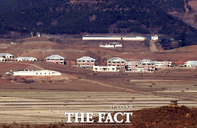 문재인 대통령이 30일 북한의 중거리 탄도미사일 발사와 관련해 NSC 전체회의를 소집하고, 북한이 대화에 나설 것을 촉구했다. 이날 오전 경기도 파주시 오두산 통일전망대에서 바라본 북한 황해북도 개풍군 마을에 주민들의 모습이 보이고 있다. /파주=이새롬 기자