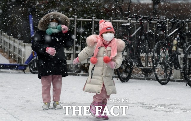 31일은 전국이 대체로 맑다가 밤부터 눈이 내리는 곳이 있겠다. /더팩트 DB