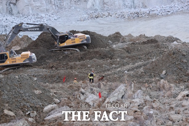 양주시 삼표산업 체석장에서 매몰자 3명 중 2명이 시신으로 수습된 가운데 나머지 실종자 1명에 대한 수색작업이 30일에도 이어지고 있다. 그러나 무너져 내린 토사량이 워낙 많은데다 수색범위가 넓어 수색작업에 어려움을 겪고 있다. /경기북부소방재난본부 제공