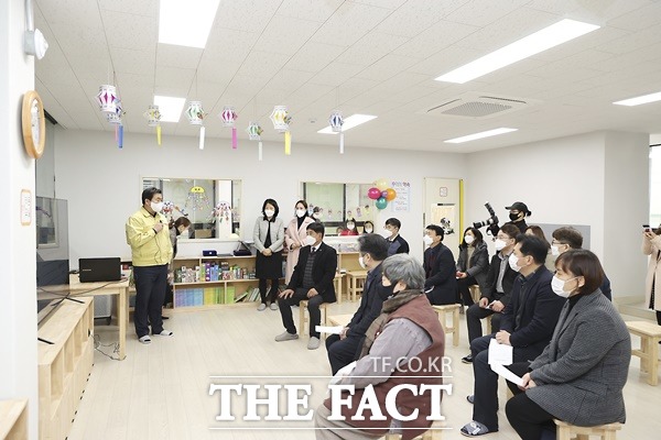 시흥시(시장 임병택)가 방과후 돌봄이 필요한 초등학생에게 돌봄서비스를 제공해 맞벌이 가정 등의 양육 부담을 덜 수 있는 초등돌봄기관인 「아이누리 돌봄센터 10호점(하중로201, 4층/이하 ‘하중점’)을 지난 26일 개소했다고 30일 밝혔다./시흥시제공