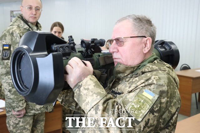 우크라이나 리비프지역의 184 훈련센터에서 우크라이나 군인이 영국제 엔로 대전차 미사일 훈련을 받고 있다./일리아 포르라렌코 트위터