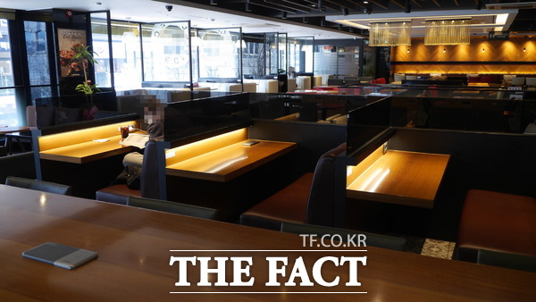 30일 낮 12시 50분께 구월로데오음식문화거리의 한 커피숍. 점심시간이 지났지만 손님들이 없어 한적한 모습을 보이고 있다. /인천=지우현 기자