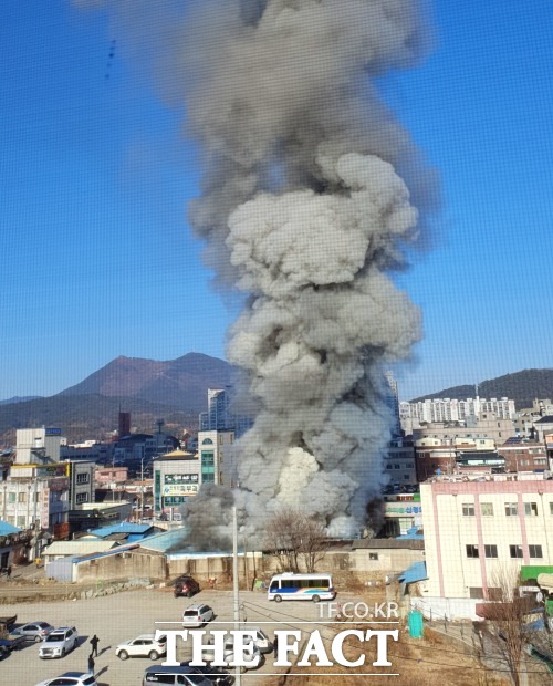 31일 오전 9시 50분경 전북 남원시 죽항동에 한 상가건물에 불이 나 출동 2시간여 만에 진화됐다. /남원=최영 기자