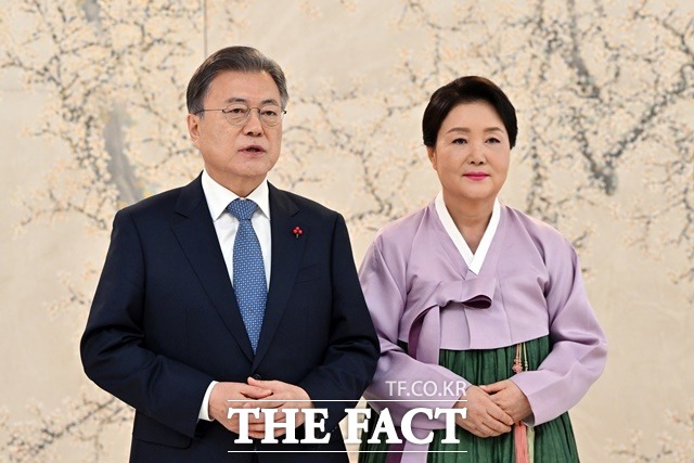 문재인 대통령과 김정숙 여사가 31일 설 명절을 맞아 영상을 통해 국민들께 새해 인사를 전하고 있다. /청와대 제공