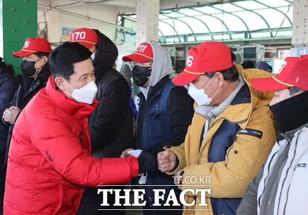 이강덕 포항시장이 대중가요를 개사 해 직접 부르고 녹음 한 휴태폰 컬러링이 시중에 회자되고 있다. 이강덕시장이 설연휴를 맞아 안전 점검을 위해현장을 방문 시민들과 악수를 나누고 있다./포항시제공