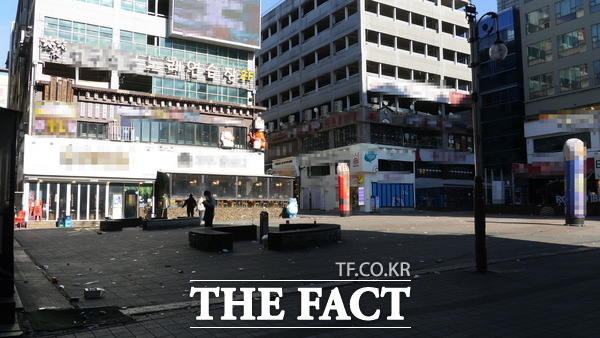 30일 낮 12시 20분께 인천 남동구 구월동 구월로데오음식문화거리. 문을 연 상가도 시민들도 별로 보이지 않는다. /인천=지우현 기자